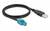 Ein USB-Kabel mit einem rechteckigen USB-Stecker auf der einen Seite und einem blauen Fakra-Stecker auf der anderen Seite.
