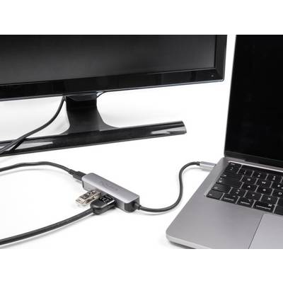Laptop verbunden mit Monitor über USB-C-Hub. Der Hub hat mehrere Anschlüsse und verbindet Kabel zwischen Laptop und Bildschirm.