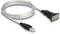 Ein USB-zu-Seriell-Konverterkabel, schwarz, zum Anschließen von Geräten mit serieller Schnittstelle an USB-Ports in Computern.