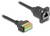 Ein RJ45-Kabel mit einem Datensignal-Port auf der rechten Seite und einem grünen Anschlussblock mit mehreren Steckplätzen auf der linken Seite.