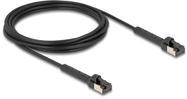 Ein schwarzes Ethernet-Kabel mit zwei RJ45-Steckern an den Enden, aufgerollt und bereit für die Verbindung von Netzwerkgeräten.