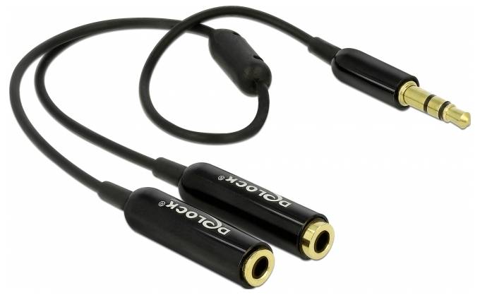 Ein schwarzes Y-Audio-Adapterkabel mit einem männlichen Stecker und zwei weiblichen Buchsen. Alle Stecker sind vergoldet.