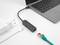 Ein Laptop ist mit einem Ethernet-Adapter verbunden, der ein Ethernet-Kabel und einen Ladeanschluss zeigt.