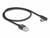 Ein schwarzes, geflochtenes USB-A-zu-USB-C-Kabel mit einem USB-C-Stecker im rechten Winkel, ideal für engere Anschlüsse.