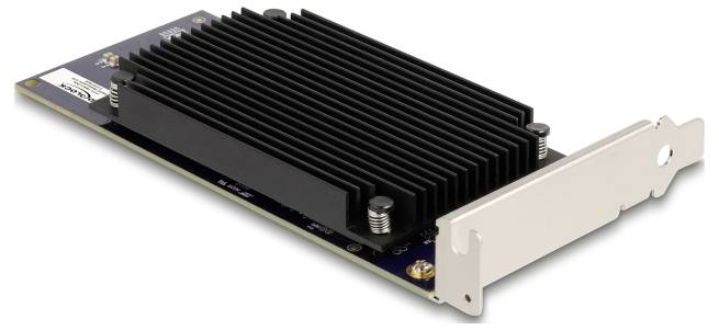 Eine Computererweiterungskarte mit einem großen Kühlkörper, die zur Verbesserung der Leistung oder Kühlung eines Systems eingesetzt wird.