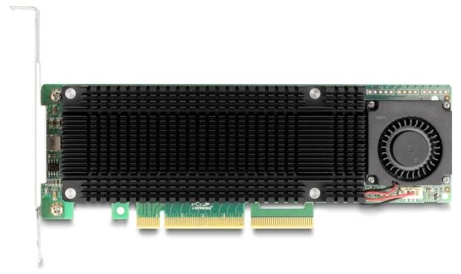 Grafikkarte mit grünem Schaltkreis, schwarzem Kühlkörper und kleinem Lüfter rechts. Erhält Anschlussleisten für Computergehäuse.