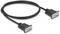 Schwarzes serielles RS-232-Kabel mit zwei 9-poligen Anschlüssen, geeignet für den Anschluss von Computern und Peripheriegeräten.