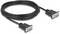 Ein schwarzes, längliches VGA-Kabel mit zwei blauen Anschlüssen, das zur Verbindung von Monitoren und Computern verwendet wird.