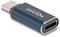 Ein silberner USB-C-Adapter mit blauem Gehäuse, geeignet zum Verbinden von USB-C-Kabeln und Geräten für Datenübertragung oder Ladezwecke.