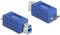 Ein blauer Adapter mit USB-Stecker auf der einen Seite und Micro-USB-Buchse auf der anderen Seite, dient zur Verbindung von USB-Geräten.