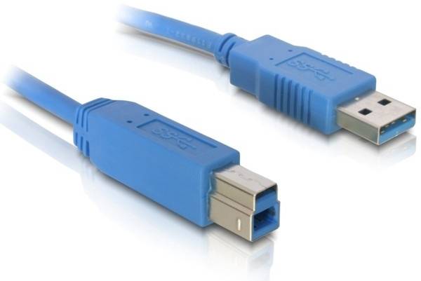 Ein USB 3.0 A-zu-B-Kabel in Blau. Links der B-Stecker, rechts der A-Stecker. Gedacht für den Anschluss von Geräten an den Computer.