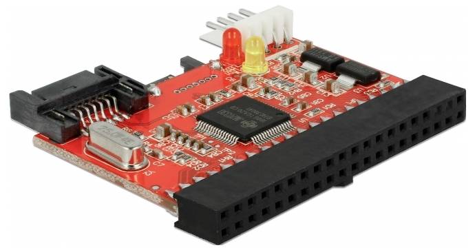 Eine rote elektronische Platine mit mehreren Chips, Steckerleisten und farbigen LEDs für Verbindungs- und Steuerungsfunktionen.