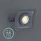 Graues, quadratisches LED-Arbeitslicht mit Magnetfunktion von Scangrip vor grauem Hintergrund. Ein Magnet-Symbol ist unten links sichtbar.