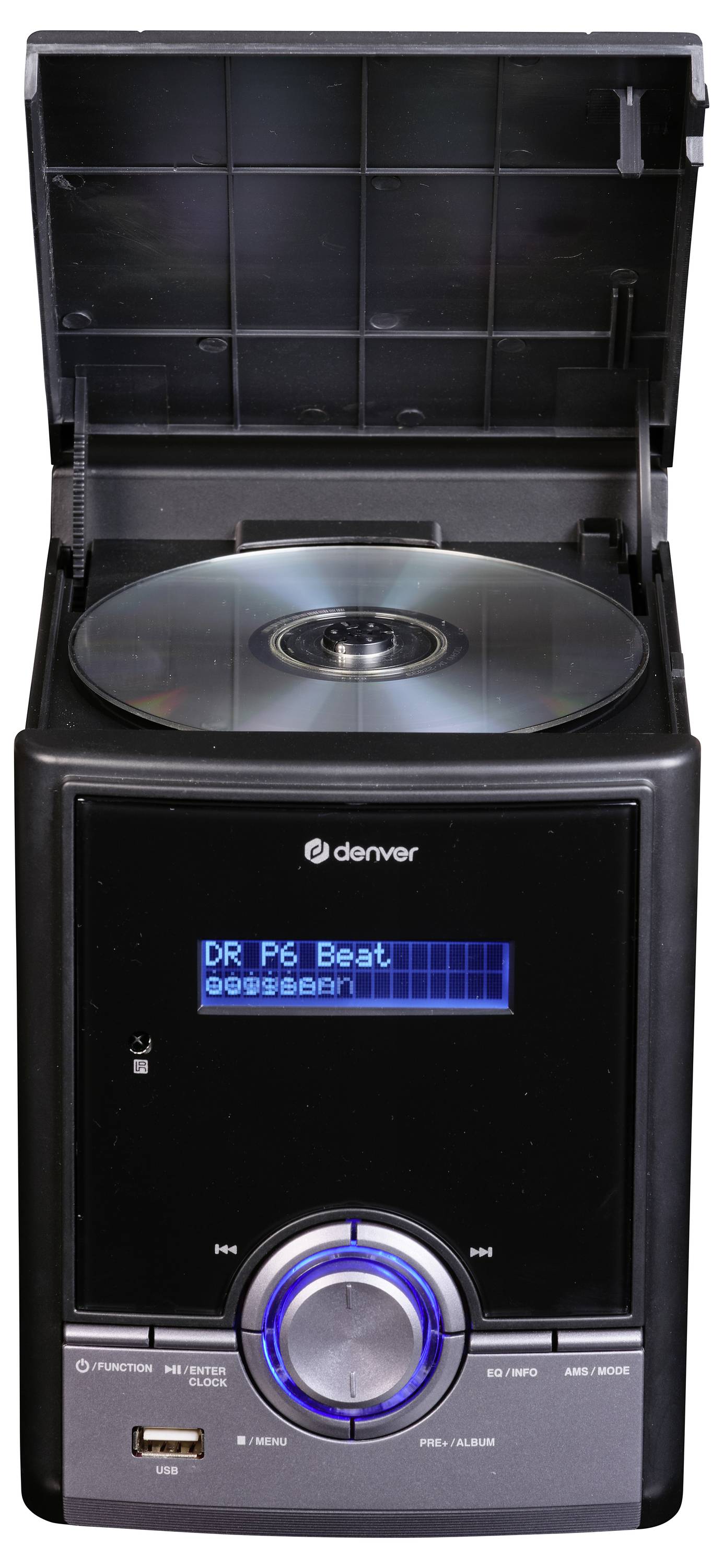 Ein CD-Player mit offenem Deckel, eingelegter CD und digitalem Display, das 'DR P6 Beat' anzeigt. Unten USB-Anschluss und Lautstärkeregler.