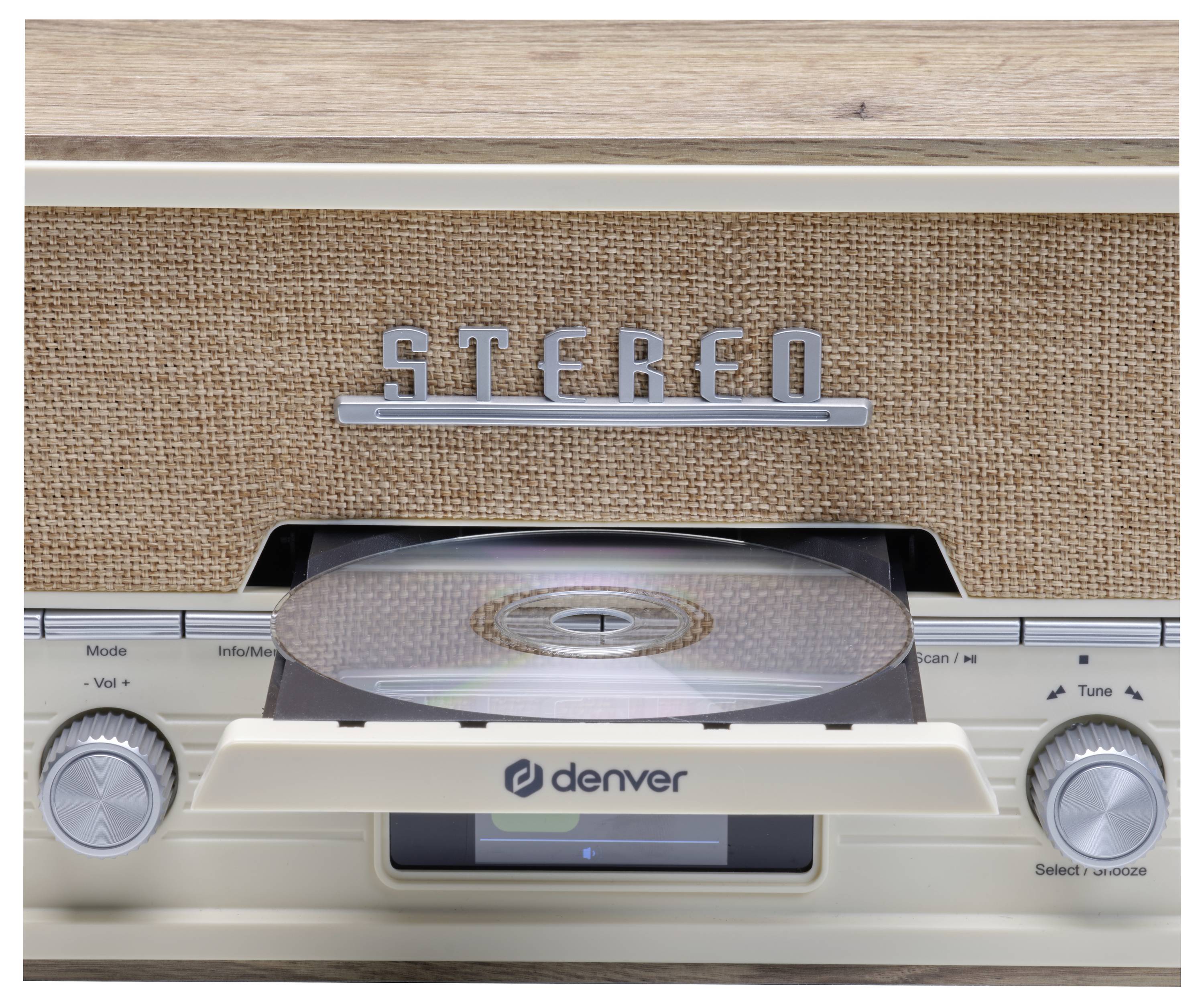 Ein Retro-Stereo-System mit einem eingelegten CD-Player, Markenlogo 'denver' sichtbar, umgeben von holzverkleideter Oberfläche.