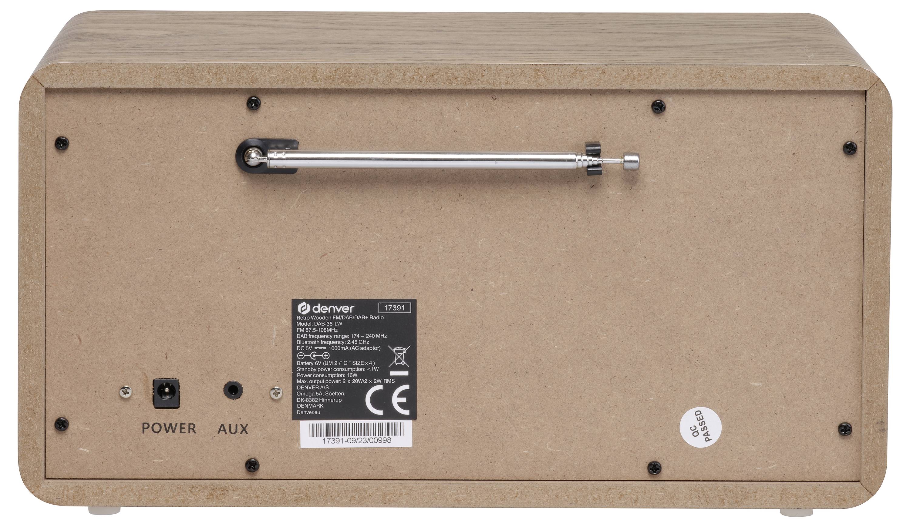Rückansicht eines Holzradios mit ausziehbarer Antenne; Anschlüsse für Strom (POWER) und Aux; Etiketten mit technischen Spezifikationen.