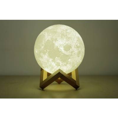 Leuchtende Mondlampe auf einem hölzernen Ständer, zeigt eine detaillierte Mondoberfläche. Warmes, beruhigendes Licht in dunklem Raum.