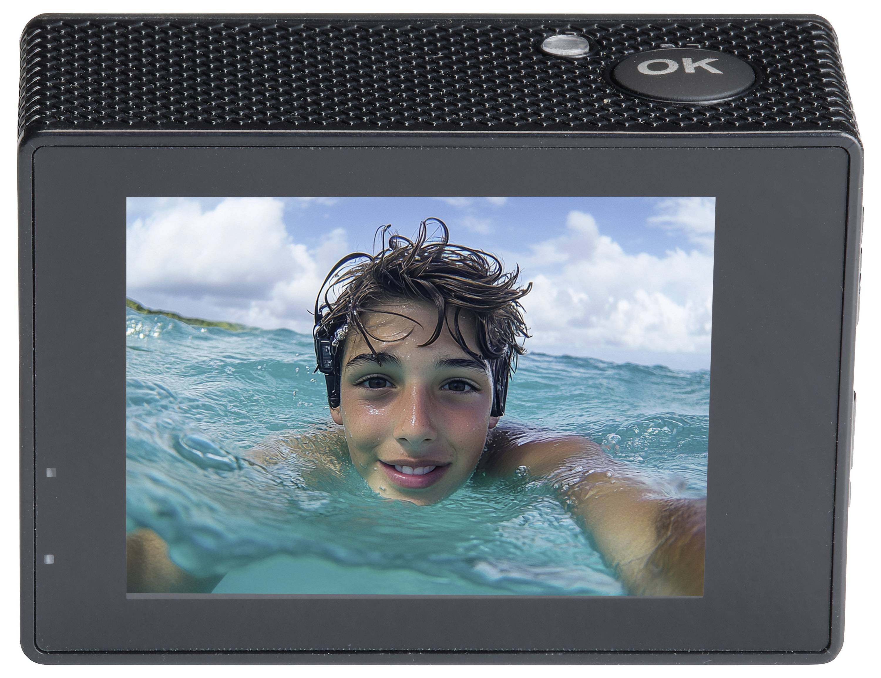 Ein Junge macht ein Selfie im Meer mit einer Action-Kamera, auf deren Bildschirm das Bild zu sehen ist. Er wirkt fröhlich und entspannt.