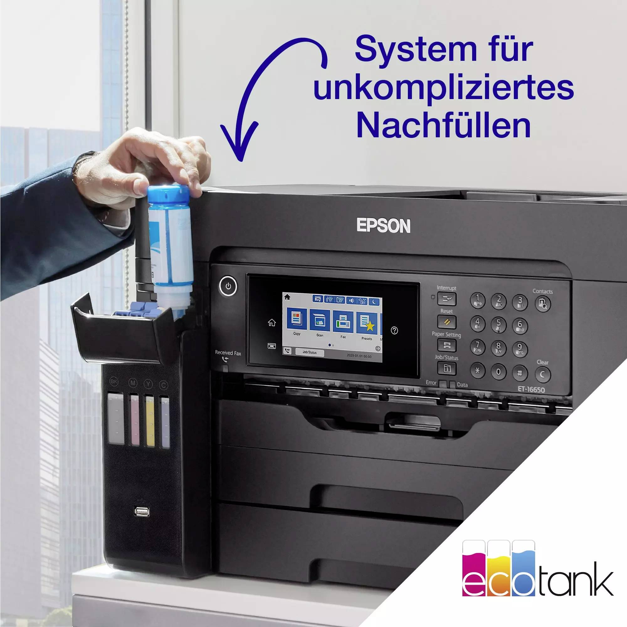 Ein Drucker wird mit Tinte nachgefüllt. Ein Pfeil zeigt auf den Tintenbehälter mit dem Text 'System für unkompliziertes Nachfüllen'.