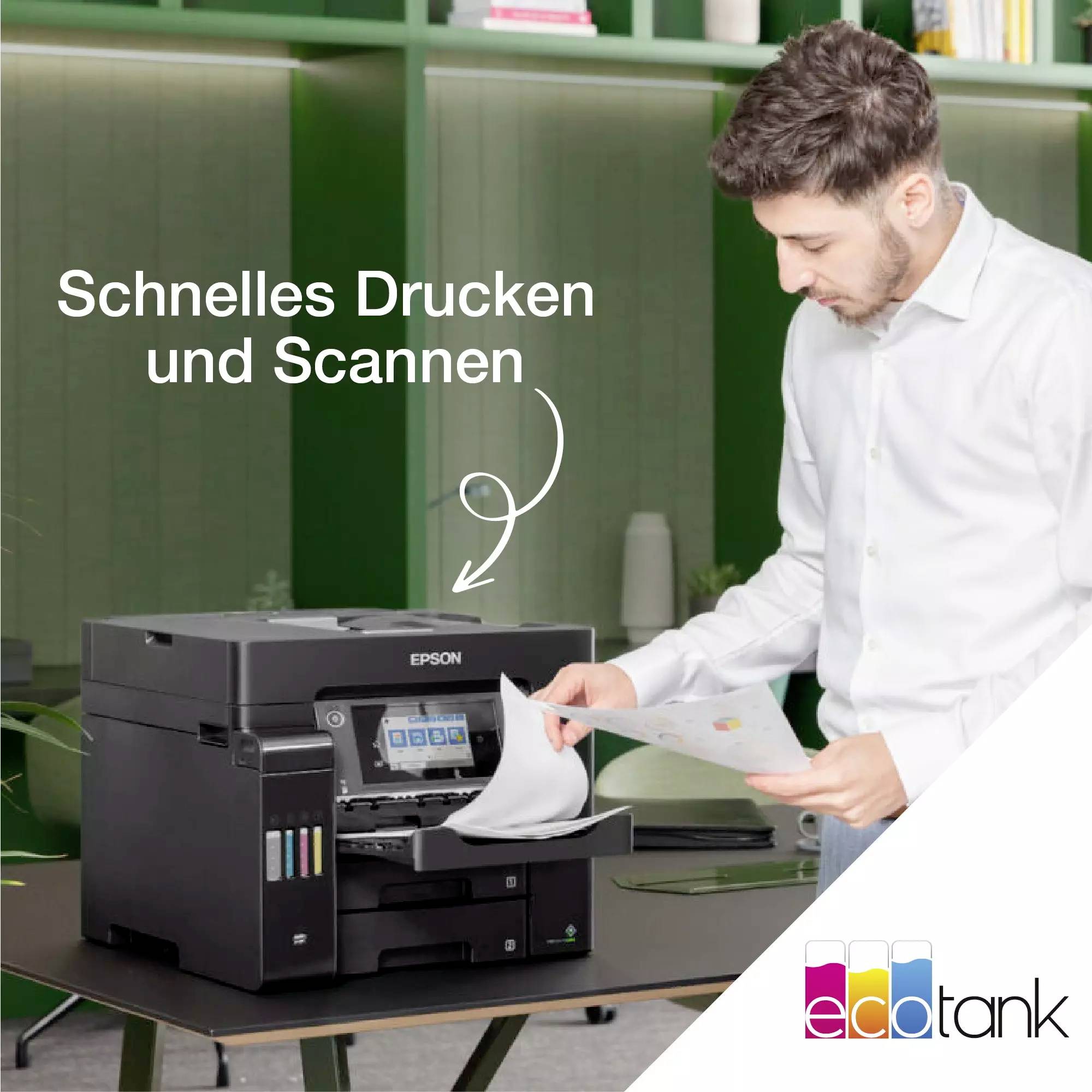 Mann bedient Epson-Drucker; Text 'Schnelles Drucken und Scannen'; werbewirksame Darstellung der Druckfähigkeiten.