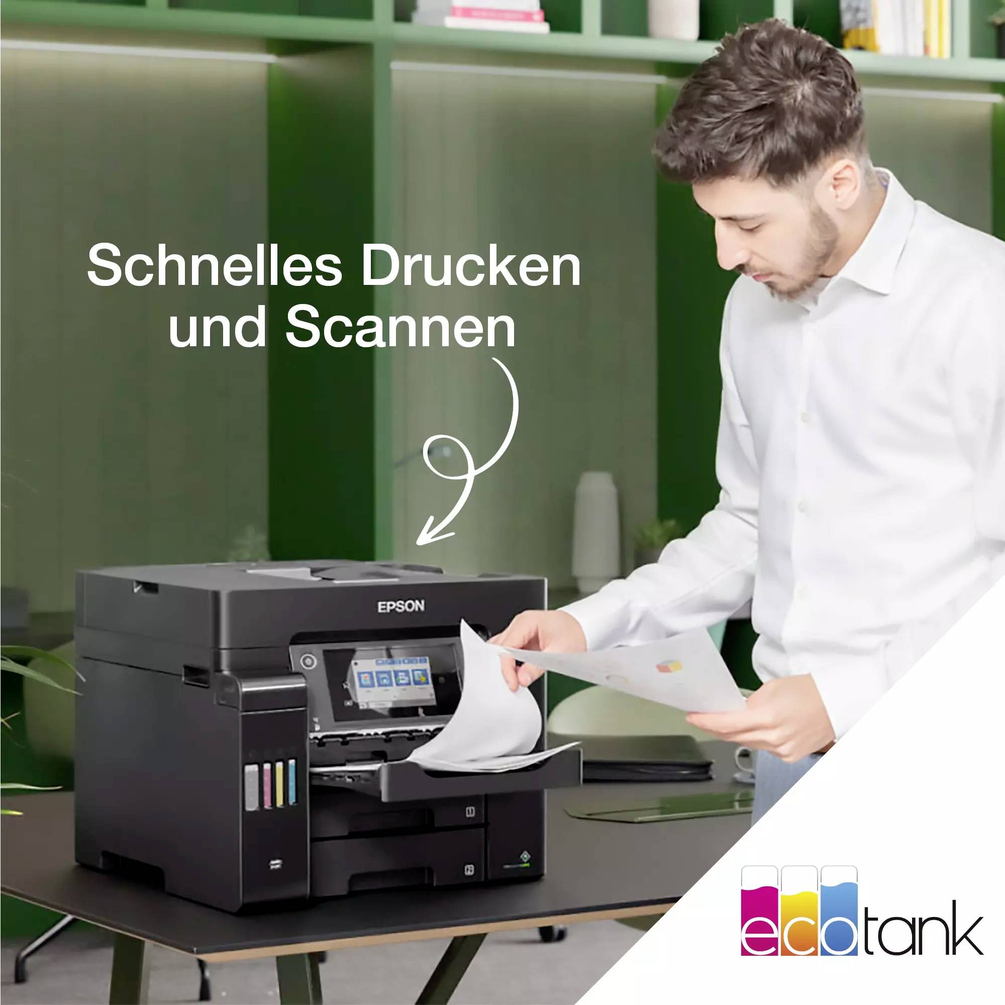 Ein Mann scannt Dokumente mit einem Epson-Drucker. Text: 'Schnelles Drucken und Scannen'. Im Hintergrund sind Regale mit Büchern.