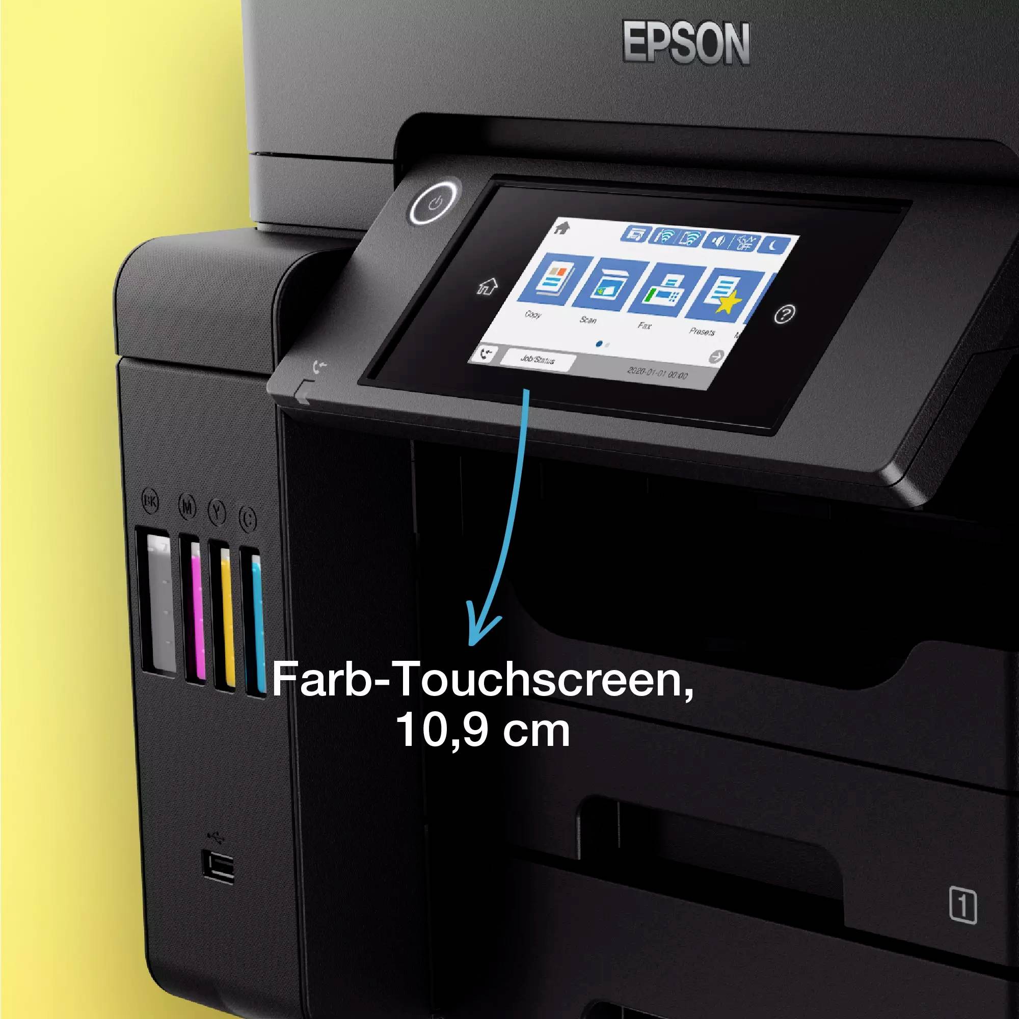 Ein Epson-Drucker mit einem 10,9 cm Farb-Touchscreen. Links sind farbige Tintenbehälter sichtbar, die auf netzwerkfähige Druckoptionen hinweisen.