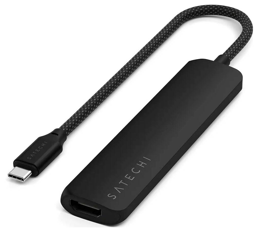 Ein schwarzer USB-C-Adapter von Satechi mit HDMI-Anschluss, angeschlossen über ein kurzes Kabel an einem Gerät.