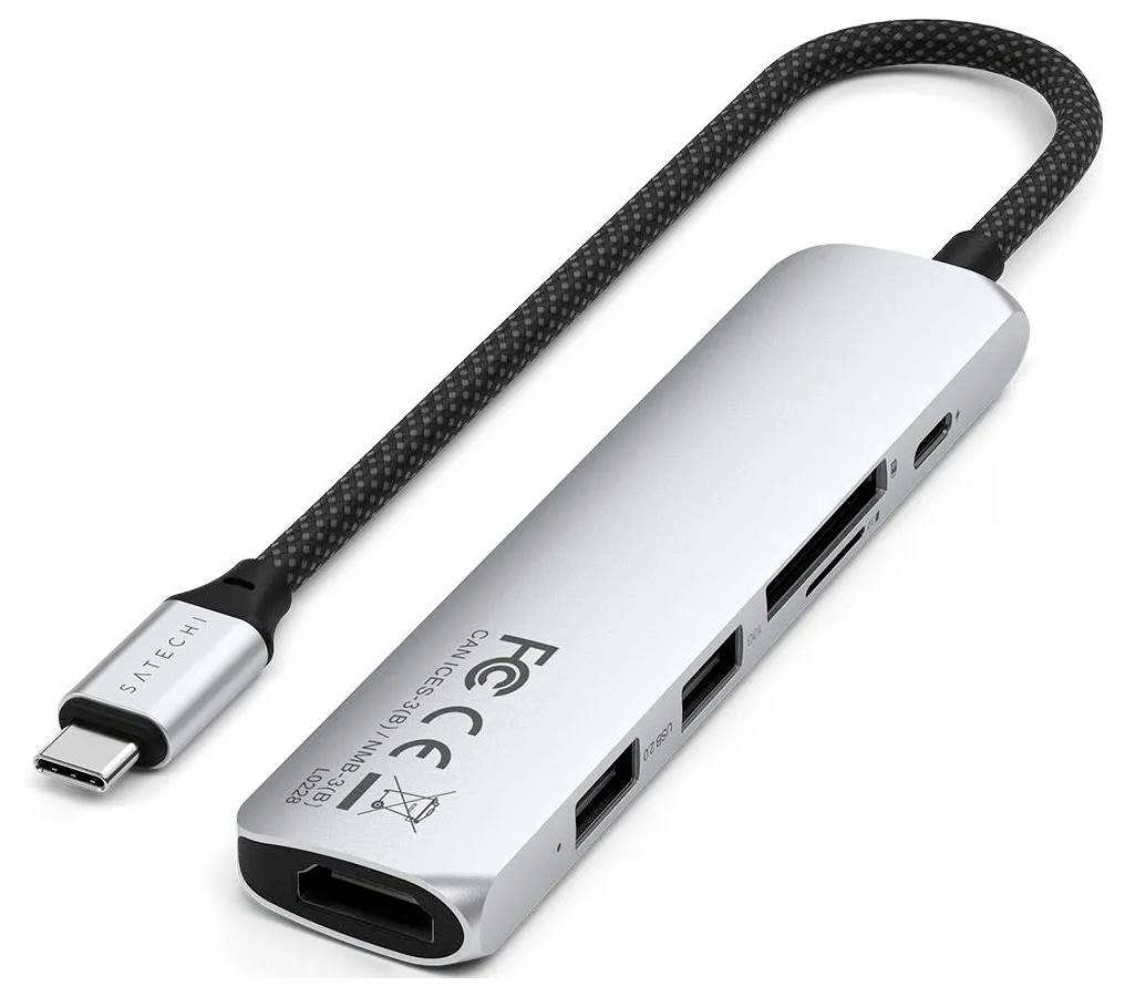Ein silberner USB-C-Hub mit HDMI-, USB- und Kartenleseranschlüssen, verbunden über ein geflochtenes Kabel mit einem USB-C-Stecker.