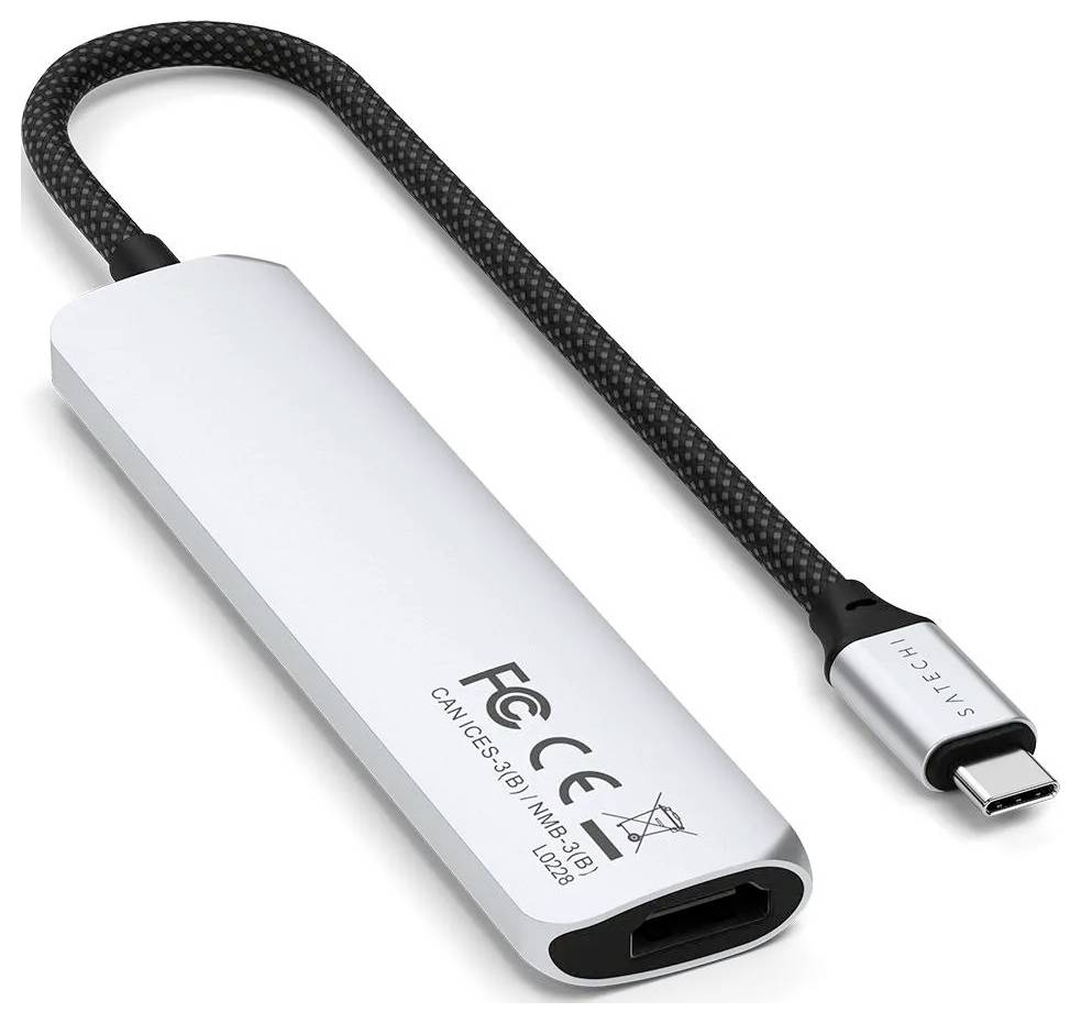 USB-C-Adapter mit mehreren Anschlüssen und einem Textaufdruck auf der Metallfläche. Adapter hat eine flexible schwarze Kabelverbindung.