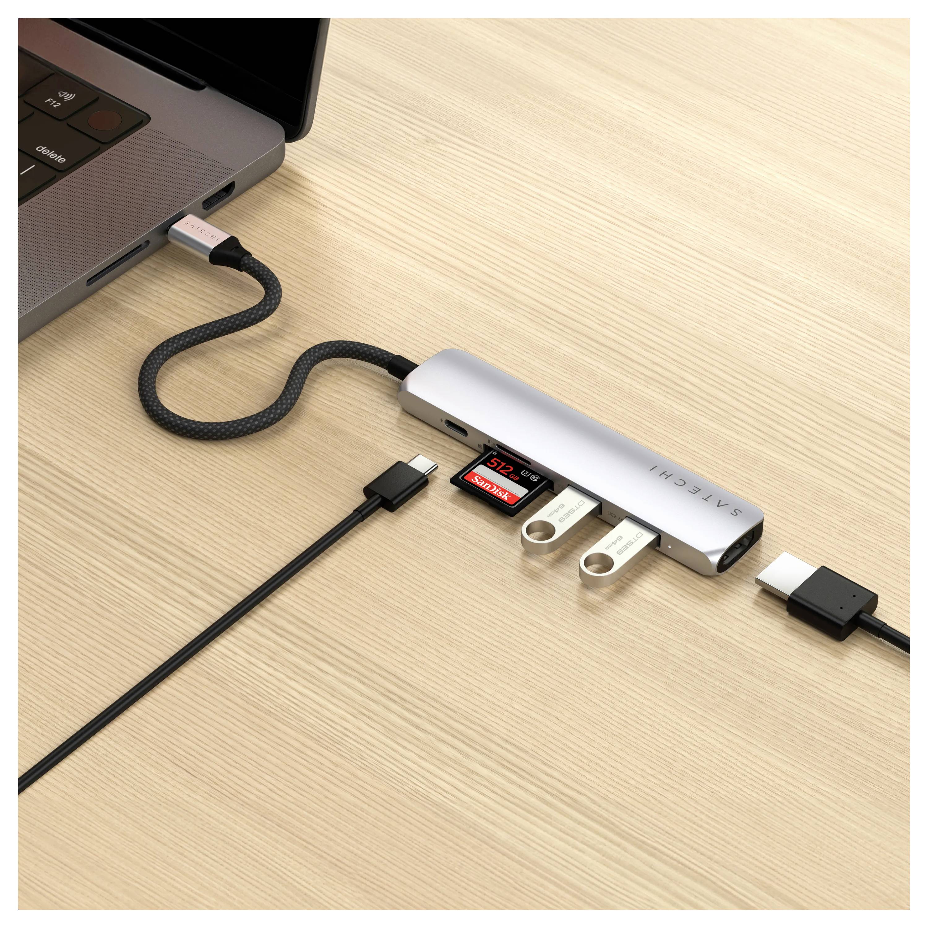 USB-C-Hub mit mehreren Anschlüssen, einschließlich USB, HDMI und SD-Kartensteckplatz, verbunden mit einem Laptop.