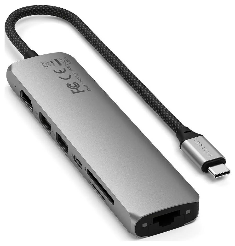 USB-C Adapter mit mehreren Anschlüssen: Ethernet, USB-A, HDMI, SD-Kartenleser. Text auf dem Adapter: 'Satechi, USB-C Multiport Adapter'.