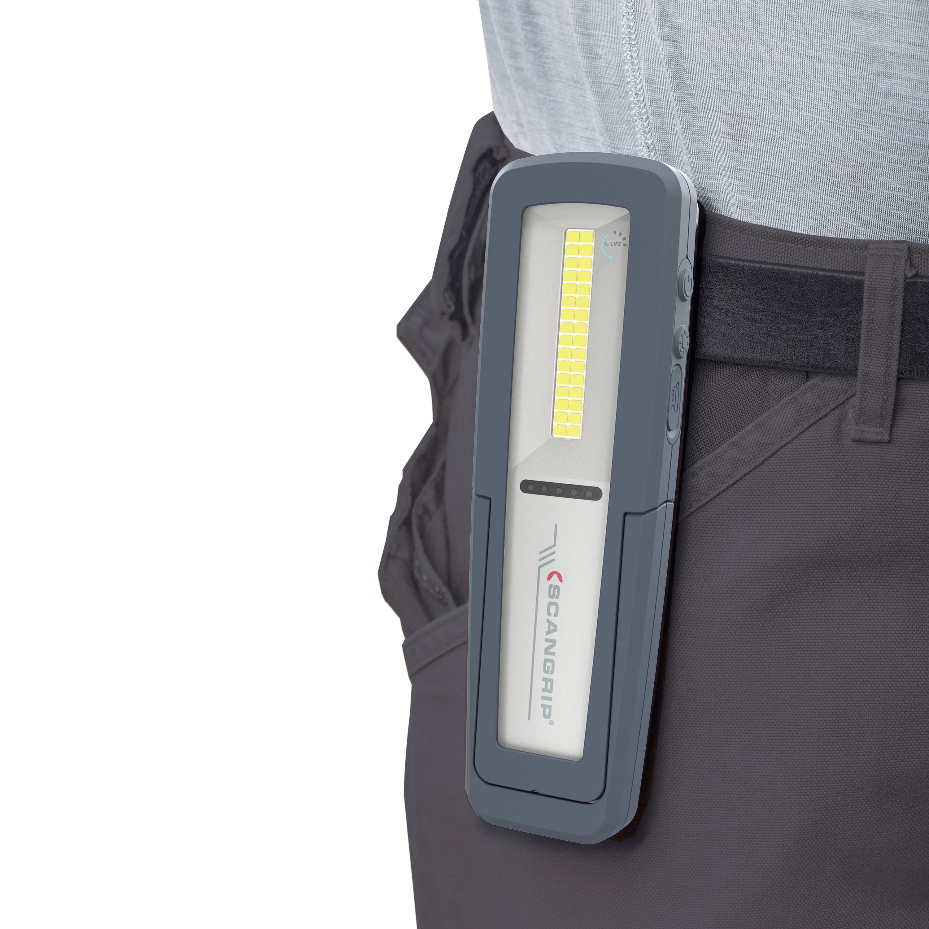 Ein tragbares LED-Licht hängt an einer Tasche als mobile Lichtquelle.