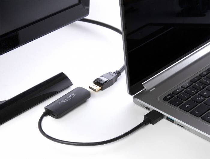 'Ein Laptop ist per Mini-DisplayPort-Kabel mit einem externen Monitor verbunden, wobei ein Adapter zwischengeschaltet ist.'
