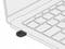 Ein kleiner USB-Stick ist an einen Laptop angeschlossen, teilweise eingeführt in einen USB-Port. Der Laptop ist im Umriss dargestellt.