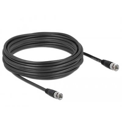 Ein langes, aufgerolltes schwarzes Koaxialkabel mit einem männlichen und einem weiblichen Stecker an den Enden, auf weißem Hintergrund.
