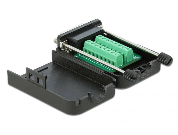 Schwarzes Gehäuse mit offenem Deckel, das eine grüne elektrische Anschlussleiste mit mehreren Schraubklemmen zeigt.