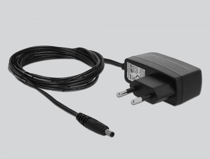 Schwarz-graues Netzteil mit zwei-poligem Stecker und langem Kabel, verwendet zum Laden elektronischer Geräte.