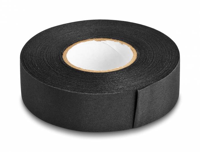 Eine Rolle schwarzes Klebeband mit einem Kartonkern, liegend auf einer weißen Oberfläche.