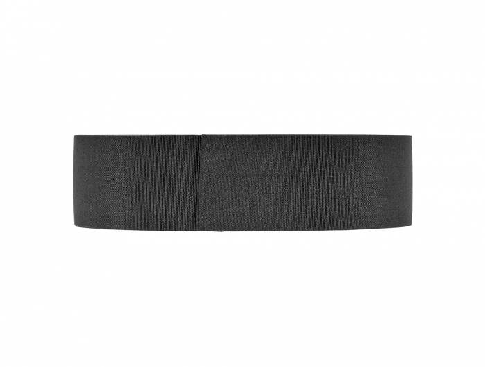 Ein schwarzes, elastisches Haarband vor weißem Hintergrund.
