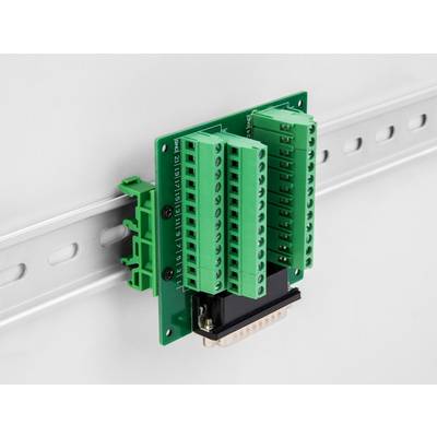 Elektronische Schaltung mit grünen Klemmen auf DIN-Schiene montiert. Verbinder für elektrische Verbindungen erkennbar.