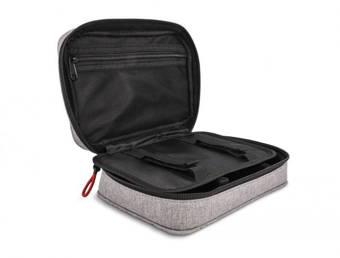 Eine offene, graue Tasche mit mehreren Fächern und einem Reißverschluss, geeignet zur Aufbewahrung von Elektronik oder Zubehör.