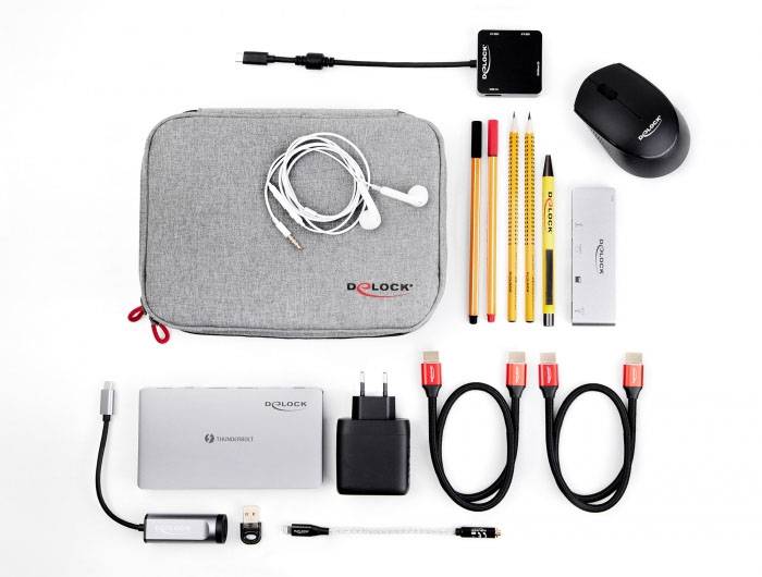 Etui mit Kopfhörern, Stiften, USB-Geräten, HDMI-Kabeln, Maus und Ladegerät. Bürobedarf und Elektronik ordentlich arrangiert.
