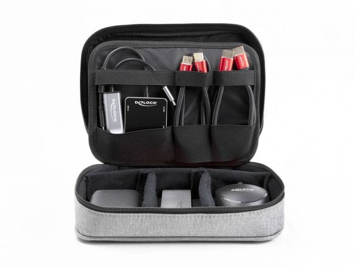 Tragetasche mit technischen Geräten: Adapter, Kabel und zwei kleinere Boxen sind in separaten Fächern ordentlich verstaut.