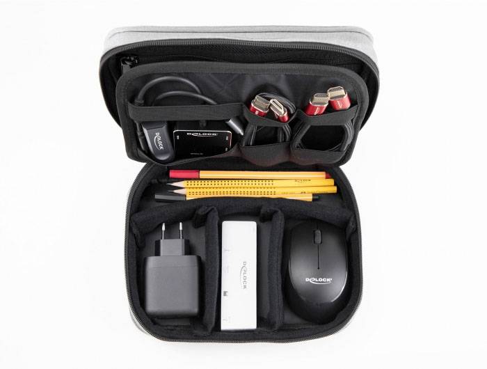 Ein geöffneter Elektronik-Organizer zeigt Kabel, Batterien, Stifte, ein Ladegerät, eine Powerbank und eine Maus in getrennten Fächern.