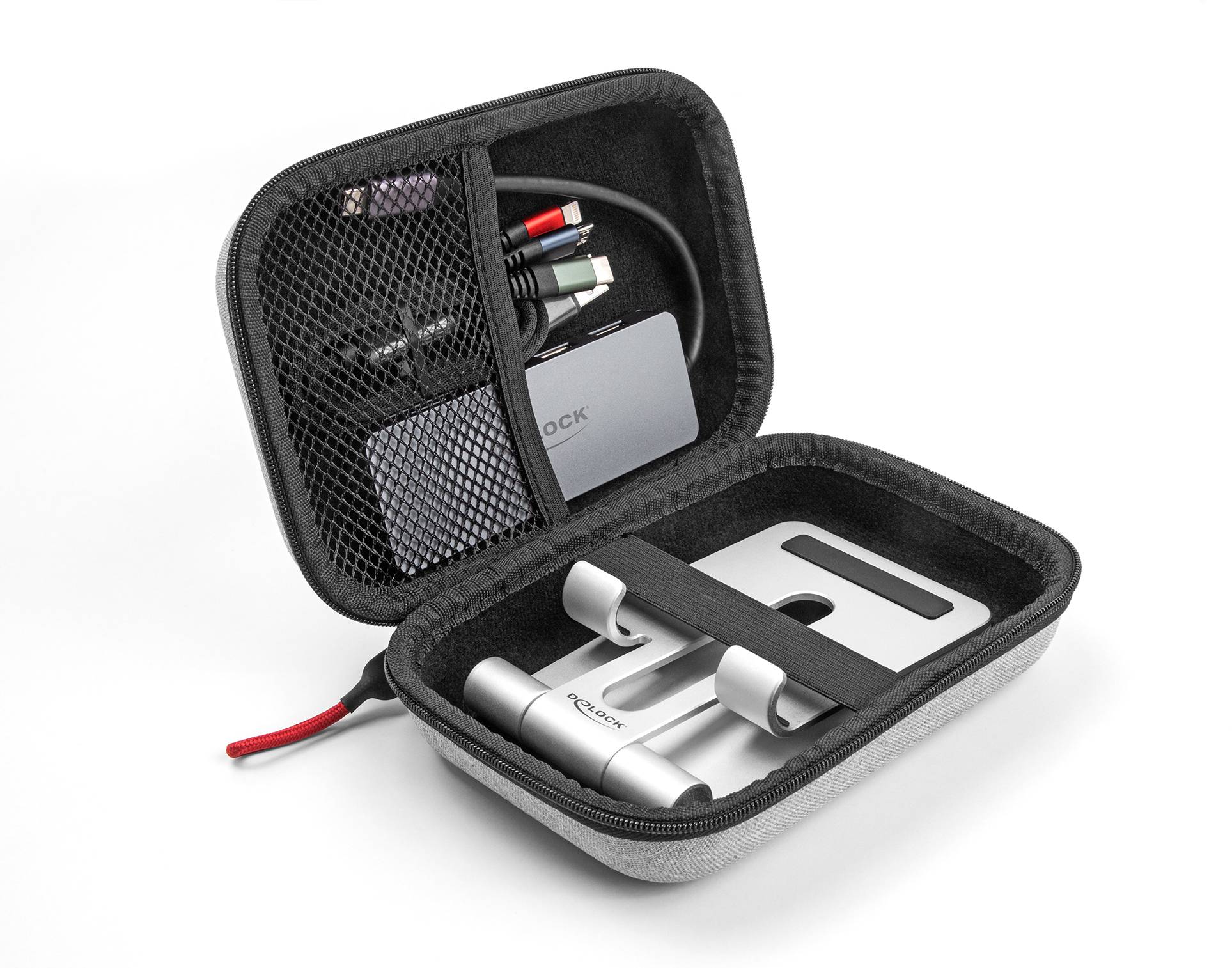 Kleine schwarze Transporttasche mit Reißverschluss, geöffnet. Enthält Kabel, ein Ladegerät und einen Ständer. Ideal für Reisen.