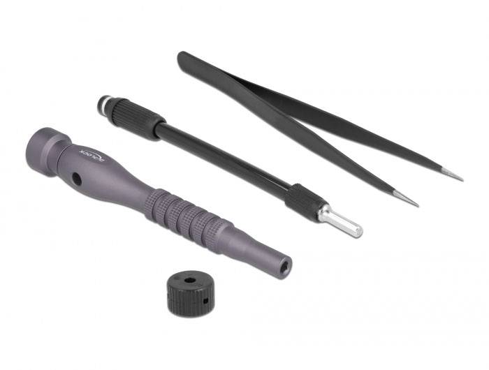 Präzisionswerkzeuge: Eine Pinzette, ein Schraubendreher und ein kleiner Aufsatz, bereit für feinmechanische Arbeiten.