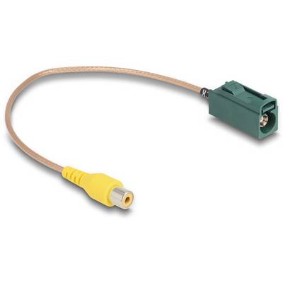 Ein gelb-braunes Kabel mit einem gelben RCA-Stecker an einem Ende und einem grünen Fakra-Stecker am anderen Ende liegt auf weißem Hintergrund.