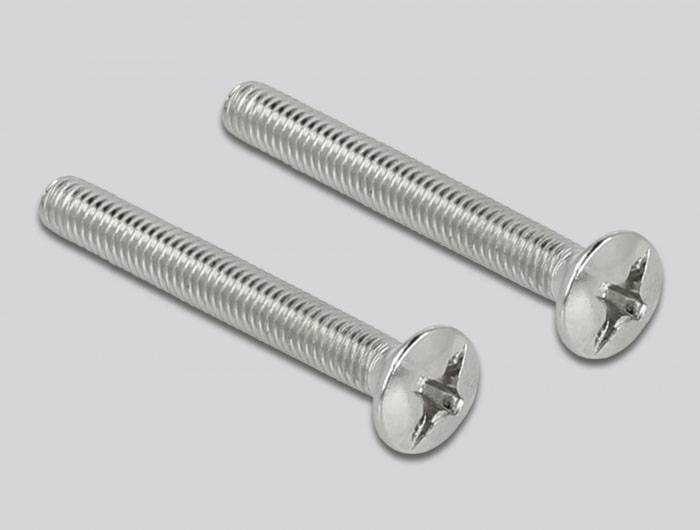 Zwei silberne Metallschrauben mit Flachkopf und Kreuzschlitz auf grauem Hintergrund. Sie liegen parallel zueinander.