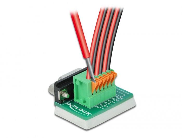 Das Bild zeigt einen grünen Steckverbinder mit Kabeln, die in orangefarbene Klemmen eingesteckt sind. Die Marke 'Delock' ist sichtbar.
