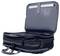 Eine geöffnete schwarze Laptoptasche mit mehreren Fächern und einem Laptop im Hauptfach. Ideal für Reisen und Business.
